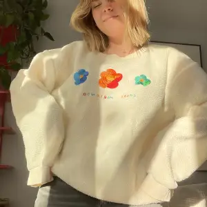 En oversized tröja i teddymatrial!🧸 supermysig, det är även merch för Chloe Moriondo🎀 (blommorna är broderade) Orginalpris: 600kr