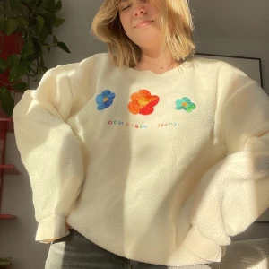 Tröja i teddymaterial  - En oversized tröja i teddymatrial!🧸 supermysig, det är även merch för Chloe Moriondo🎀 (blommorna är broderade) Orginalpris: 600kr