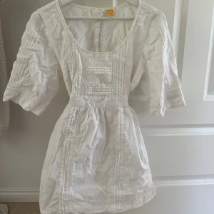 Klänning - Söt vit klänning, köpt second hand.