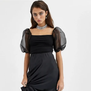 Svart topp med puffärm - Superfin topp from Bershka, oanvänd med prislapp kvar