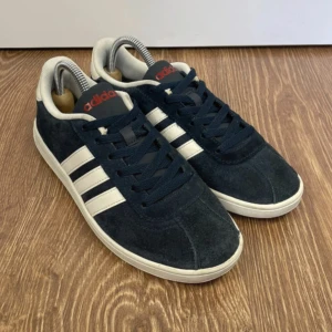 Adidas sneakers - Jättefina marin blå adidas skor i jättebra skick. Tyvärr försmå för mig💕