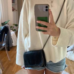 En jätte fin Stella McCartney LIKNANDE väska🖤! Inget tecken på användning💕går att ha som crossbody eller så som man ser på andra bilden!💞