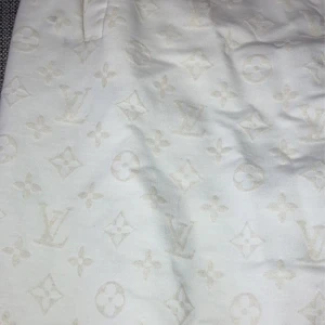 LV - Louis Vuitton Set vitt  - LV set som är i bra skick, andvänt fåtal gånger, QR kod finns i Huddien., skönt material,   sitter som L & M . Säljs pga den inte andvänds. :)  Pris kan diskuteras 