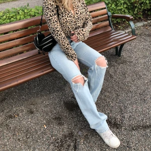 Gina tricot jeans - Säljer dessa jeans med hål från Gina tricot i storlek 32. 