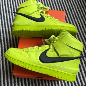 Nike Ambush Dunk High - Nike Ambush Flash Lime - Helt nya, i lådan - som ni ser på bilden, kommer i orange lådan, inte den svarta, storlek: US men 6,5  EU 39 CM 24,5