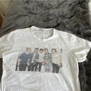 1d/ hs tshirt  - En 1d och hs T-shirt, stl S🩷