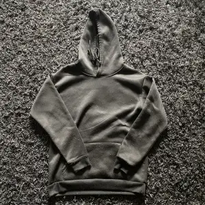 Säljer min svarta hoodie från SHEIN då jag inte gillar den längre 💗den är ganska använd men med bra skick. Den har mycket noppror men kan tas bort innan den skickas om de önskas 🩷