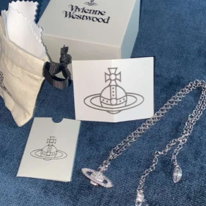 Vivienne Westwood halsband - (Priset kan diskuteras)  Säljer eftersom jag har bytt stil. Halsbandet har inga defekter då jag knappt har använt det. Köpt från zalando för några månader sedan! 