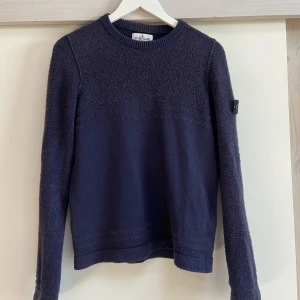 Stone island  - Stone island stickad crewneck i ull och Kashmir. Tröjan är i mycket bra skick och storleken 170. Den är såklart äkta och QR-kod finns att scanna. Nypris 3000. Kom privat för fler bilder eller andra frågor. Priset går att justera. 