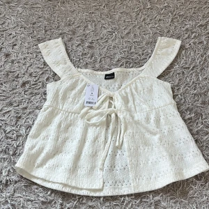 Vit fin topp från gina tricot - Helt ny topp från gina tricot med snöre