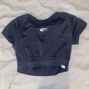 Crop top croppad träningströja/topp från Smilodox - Svart träningstopp från Smilodox. Supersnygg och jätteskön. Tränar för det mest i sport BH dock så därför säljer jag denna. Jag samfraktar med annat och vi kan komma överens om paketpris.