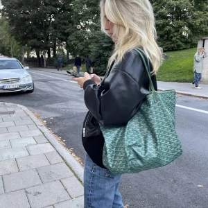 Skinnjacka  - Exakt likadan skinnjacka som alva Blomdahl har på sig på första bilden 💓