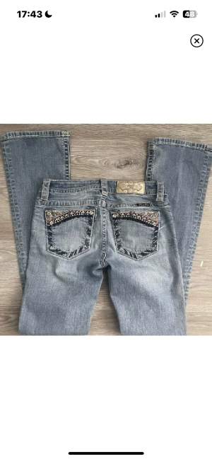 Intressekoll på dessa skit snygga miss me jeans, passar mig bra som är 168 och använder S. Midja 70 och innerben 77cm. Kan säljas vid bra bud. Ta kontakt med mig innan❤️