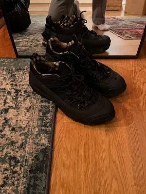 Burberry Arthur - Eleganta Arthur sneakers från Burberry. Storlek 44, bär tecknen av sofistikerad design och har använts sparsamt. Med ett originalpris på 8000 kr, erbjuder dessa skor både stil och exceptionell kvalitet.