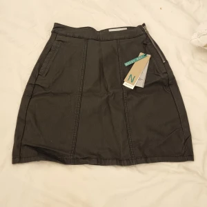 Skinnkjol - Skinkjol med fickor och dragkedja vid sidan