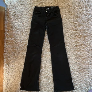 Lågmidjade jeans  - Säljer ett par skit snygga svarta lågmidjade jeans från H&M i storlek 32. Skulle säga att de passar folk mellan 154-163. 