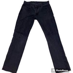 Levis Made & Crafted  511 Slim Storlek: 32/34 Skick: 7/10 tappat lite färg från tvätten. Nypris 1200kr