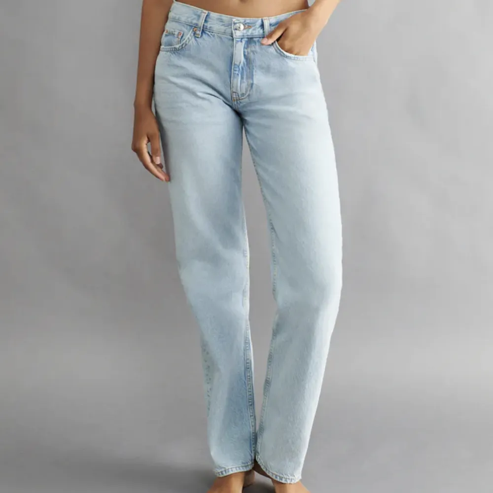 Intressekoll på mina lågmidjade långa jeans från Gina tricot, bra skick men lite för stora på mig. Skriv privat för frågor eller funderingar🙃🌸. Jeans & Byxor.