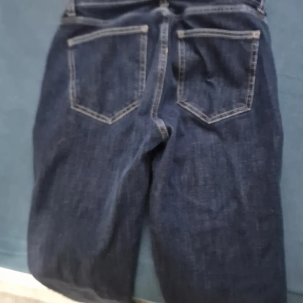 Köpte dessa snygga jeans från dressman för 700 kr pch säljer eftersom jag tog en liten strolek oh har ingen kvitto. . Jeans & Byxor.