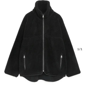 Arket Pilejacka - Pilejacka från arket, knappt använd, storlek XS men passar S-M också. Perfekt att ha som övergångsjacka. Original pris 1390kr. Kan gå ner i pris vid snabbaffär Skriv gärna för fler bilder.☺️