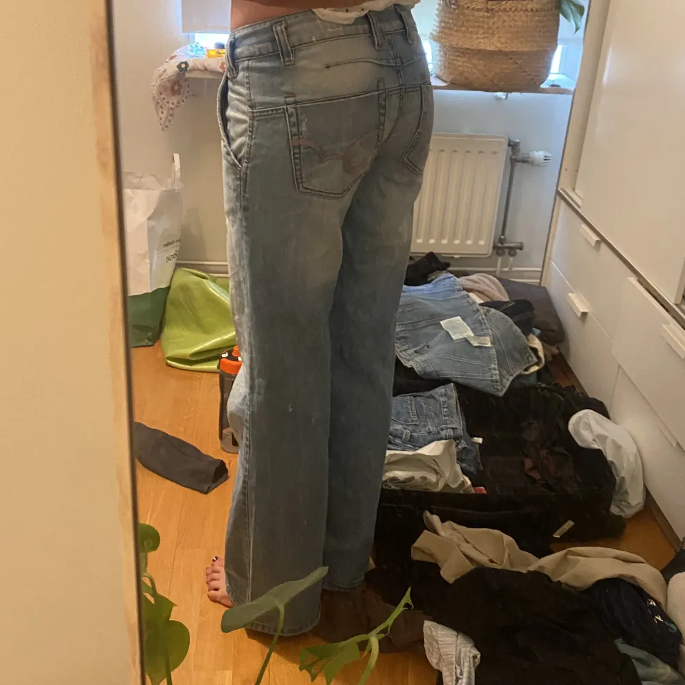 Lågmidjade wide jeans/ lite bootcut. Jätte fina knappt andvända. Jag är 180 och dom går till anklarna. . Jeans & Byxor.
