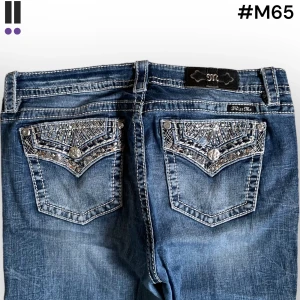 lågmidjde m65 bootcut jeans - MissMe jeans i model Boot 💜 Tag 33W 💜Midja (rakt över) 44cm 💜 Innerben 82cm 💜 Ytterben 104cm 💜 Benöppning 22cm 💜 Nedgågna 💜Våra mått blir W=34 och L=32 💜 Men jämför alltid måtten med dina bästa jeans💜