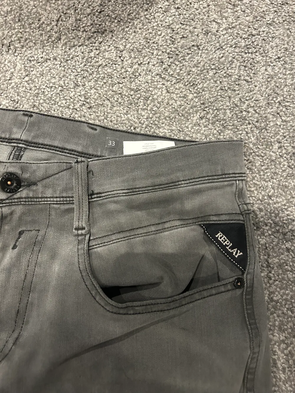 Replay jeans  Storlek 33  Köpt på NK Skick 8.5/10  Modellen heter anbass Om det är några frågor är det bara att skriva ✅🙌🙌. Jeans & Byxor.