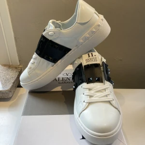 Valentino skor - Säljer mina väldigt fina Valentino ”Rockstud” skor då dom var för stora. Skorna är stora i storleken så rekommenderar att ta en mindre storlek🫶Tillkommer box och presentpåse. Köparen står för frakten 💗