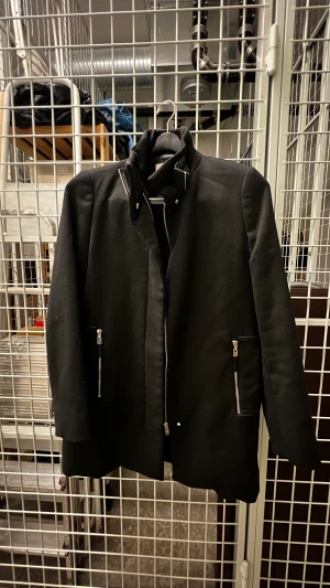 Kappa - Kappa från zara, storlek xs. Väldigt söt och enkelt modell att styla inför höst och vinter ☃️🍂