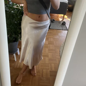 Maxi kjol i satin  - Säljer en lång beige satin kjol som är super lätt att styla⭐️