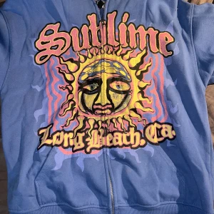 Hoodie - Vibe hoodie från hm‼️ Köptes för ett år sedan men är tyvärr för liten Den är knappt använd så den är i nyskick Priset kan diskuteras vid snabb affär 💸💸