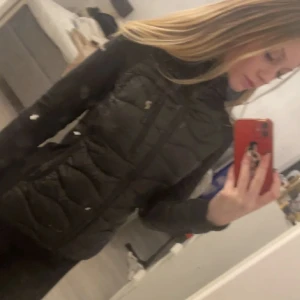 Peak jacka - Säljer nu min peak jacka / kofta den är i strl xs köp för 2300 knappt använd o h formar kroppen jätte fint .Pris kan diskuteras