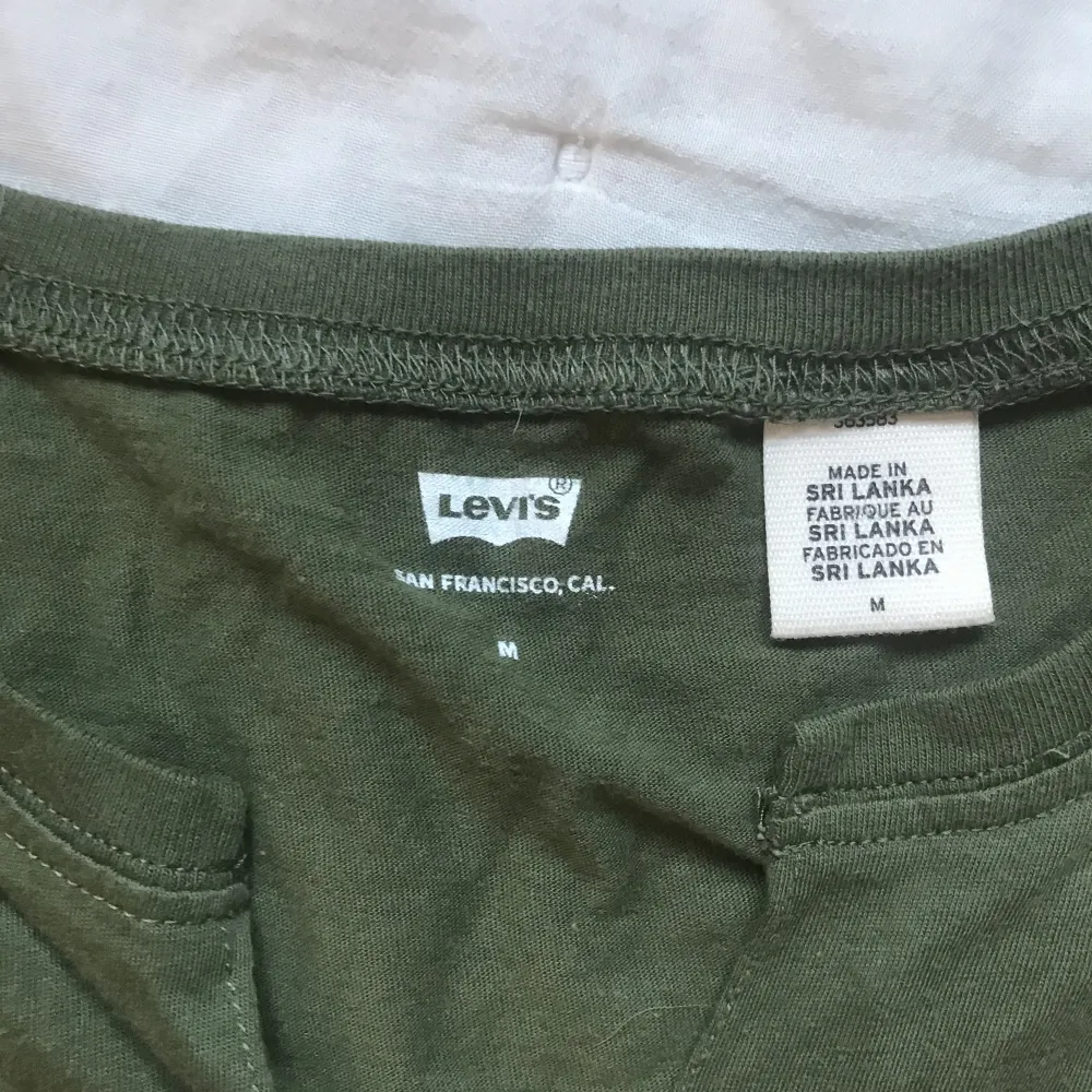Säljer min jättesöta gröna t-shirt ifrån Levi’s. Använd 1 gång. Skulle säga att den är storlek S mer än M.. T-shirts.