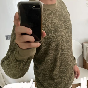 Vans tröja  - Långärmad tröja med häftigt mönster av olika Vans tryck :)  Medium!  Jag som bär upp tröja är 173 cm.  