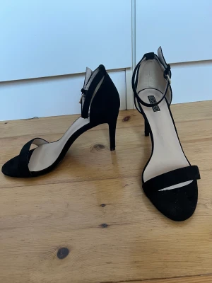 Svarta klackskor - Svarta klackskor köpta på Nelly. Storlek 39. Använda en gång. Nypris 500kr