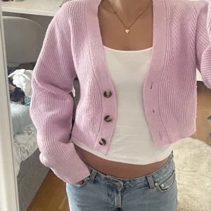 Kofta  - Säljer denna fina rosa koftan då den tyvärr inte kommer till användning längre. Jag är 166cm och om ni har frågor är de bara och skriva.💕