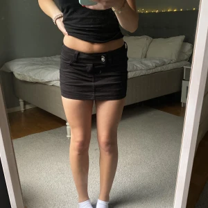 Lågmidjad jeans kjol - Super snygg jeans kjol från hm. Slutsåld  Säljer då den är lite liten för mig ❤️