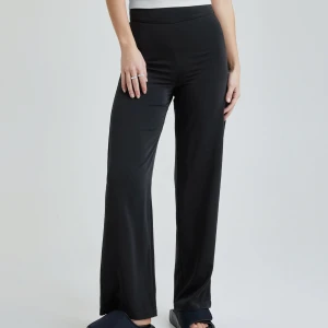 Byxor - Andrine BikBok  - De populära byxorna från BikBok i modellen Andrine. Är tyvärr lite för stora för mig så hoppas att de kommer till användning för någon annan.. I princip oanvända 🖤