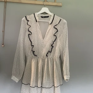 Klänning helt oanvänd från Zara - Så fin klänning i vitt med svarta små prickar. Aldrig använd. Medium. 