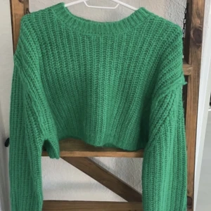 Grön stickad - En grön stickad i ny skick nästan aldrig använd 
