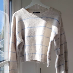 Stickad tröja  - Jättefin stickad tröja. Fint mönster o skönt material. Sparsamt använd, lite noppror, därav pris. Passar S/M.