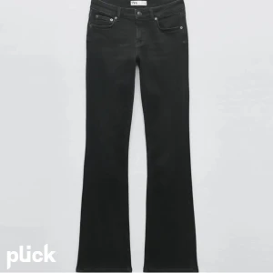 Lågmidjade jeans från zara  - Säljer dessa skitsnygga långmidjade svara jeans från Zara. Passar med allt!💕💕Skriv för fler bilder.🙏🏽Kan gå ner i pris vid snabb affär.