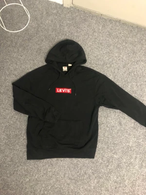 Levis hoodie - En svart jättesnygg Levis hoodie i storlek L, använt skick❤️