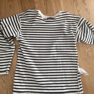 Randig tröja - Randig tröja från zara. Säljer eftersom det inte kommer till användning  Priset kan diskuteras 