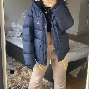Byte - Är intresserad av att byta denna fina marinblå fjällräven jackan mot en svart. Har storlek S på jackan. Vill byta mot en S i svart.