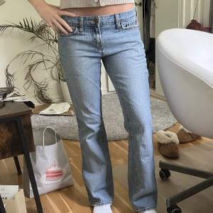 Skitsnygga lågmidjade jeans från Levis💕skulle säga att de passar 34 eller 36