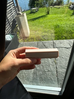 Fenty bronzer stick mocha 🤎 - OBS endast testad en gång. Föredrar puderbronzer, därav säljer jag! Köptes för 335kr på kicks! 