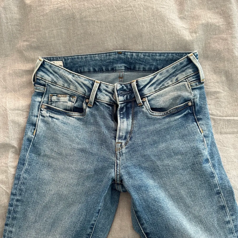  Super snygga låg midjade jeans som tyvärr var för små och bara kom till användning en gång, flared och blåa läppar för ungefär 800kr Priset kan 100% diskuteras så det är bara skriva ifall ni är intresserade:). Jeans & Byxor.