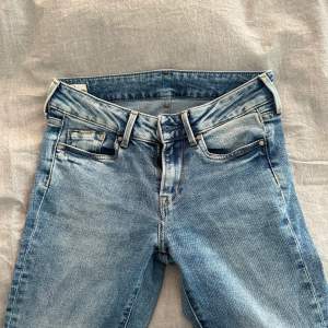  Super snygga låg midjade jeans som tyvärr var för små och bara kom till användning en gång, flared och blåa läppar för ungefär 800kr Priset kan 100% diskuteras så det är bara skriva ifall ni är intresserade:)