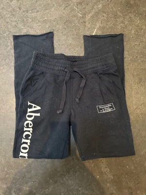 Mjukisbyxor abercrombie 😮‍💨 - Mjukisbyxor köpta i usa från abercrombie. Mid waist, xs! Passar även s skulle jag säga! Superbra skick. försten till kvarn. Klicka gärna på köp nu ❤️